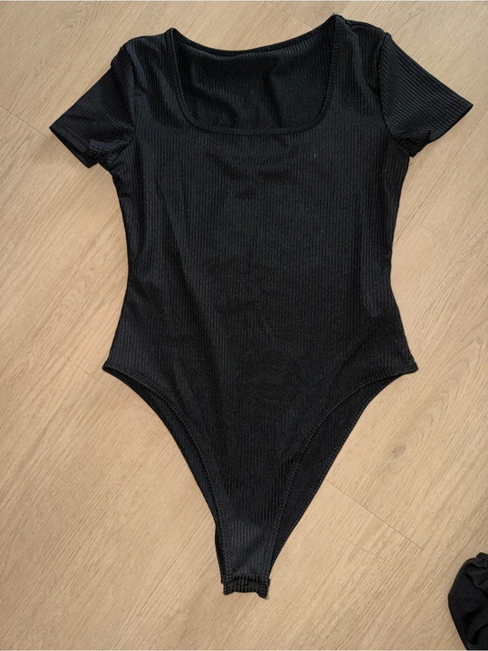 SHEIN Tops - SHEIN Black Ribbed Scoop Neck Short Sleeve Bodysuit